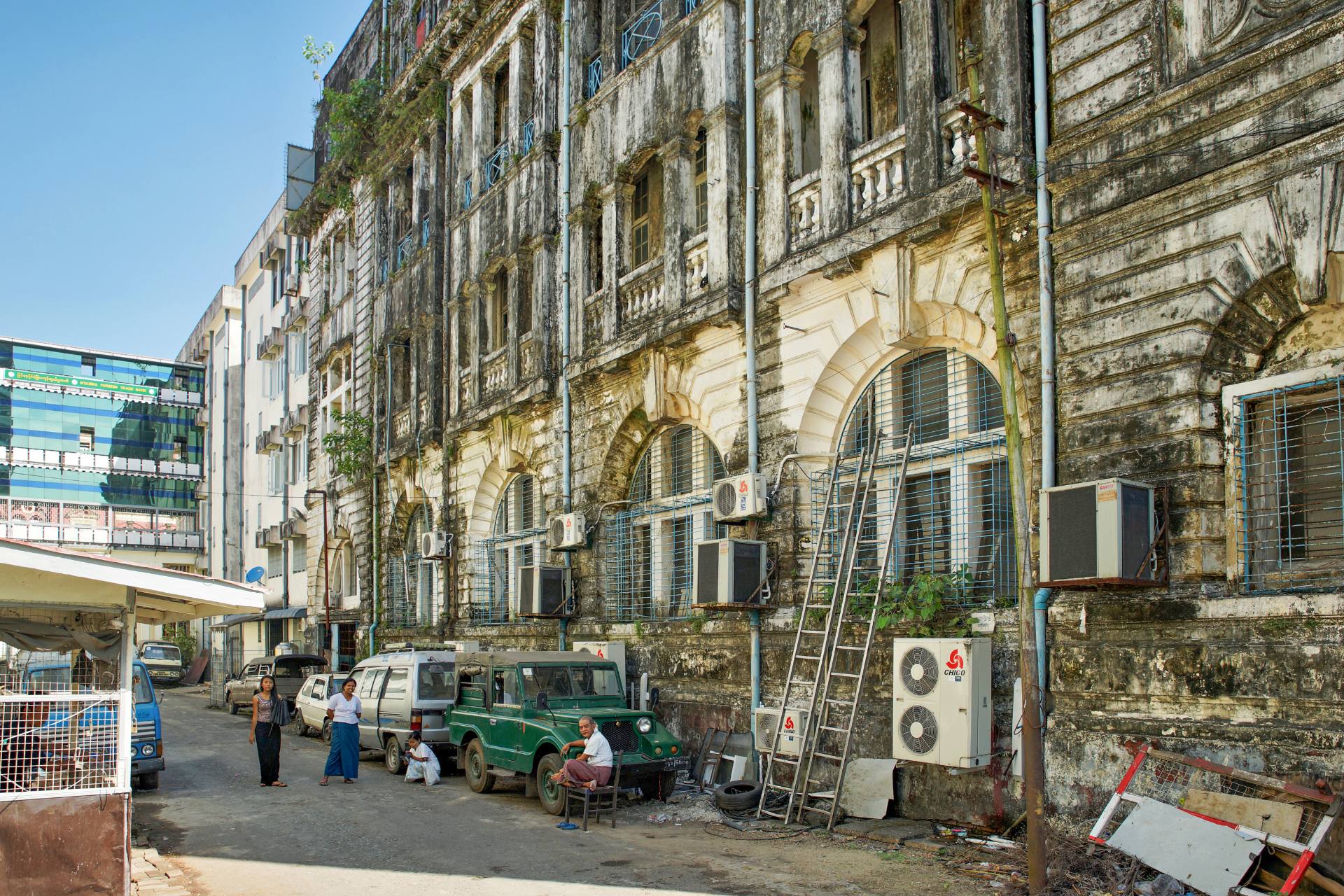 Nahe Maha Bandoola Garden im Süden der Stadt - wunderschöne Gebäude, aber es fehlt an Geld, um den Verfall aufzuhalten.